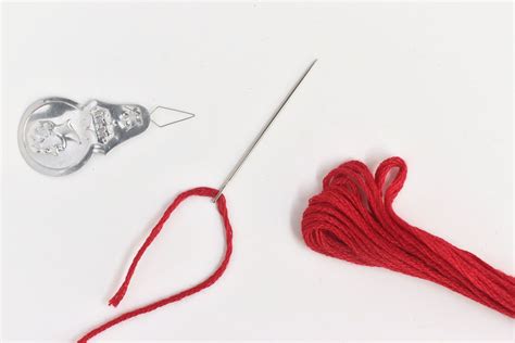 How to Thread an Embroidery Needle: A Comprehensive Guide with Perspectives